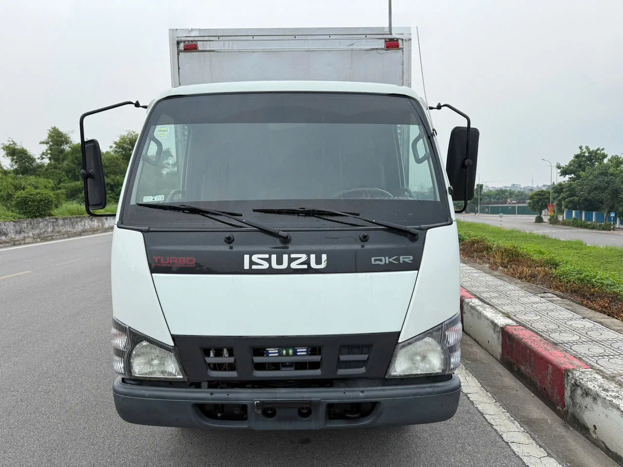 Isuzu QKR thùng kín đời 2017 - ảnh 2