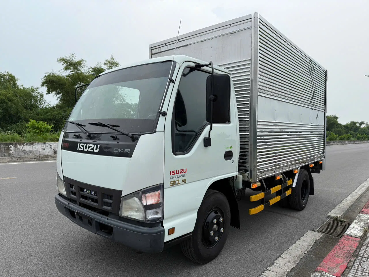 Isuzu QKR thùng kín đời 2017 - ảnh 3