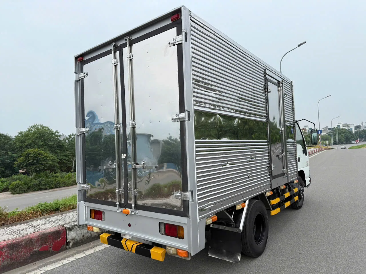 Isuzu QKR thùng kín đời 2017 - ảnh 4