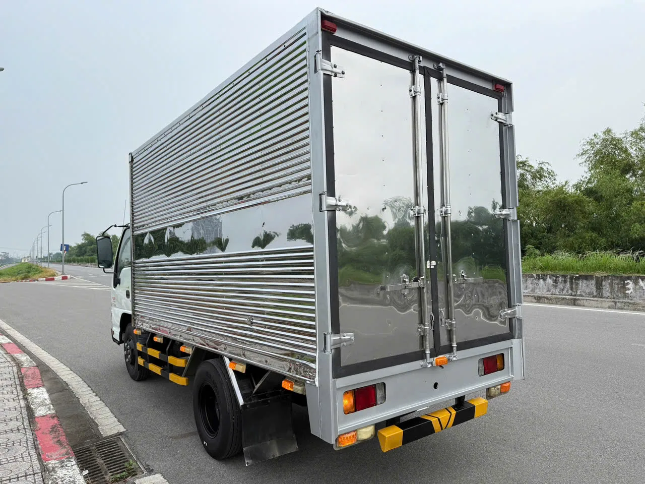 Isuzu QKR thùng kín đời 2017 - ảnh 5