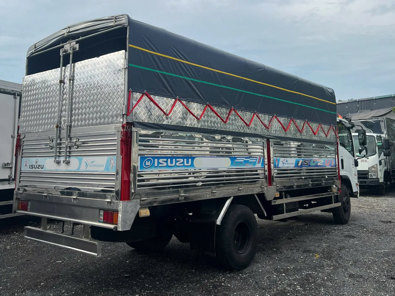 Isuzu NQR 550 mui bạt đời 2022 - ảnh 4