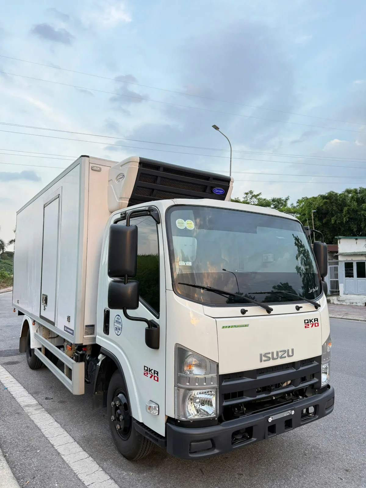 Isuzu QKR 270 Thùng lạnh đang có tại bãi