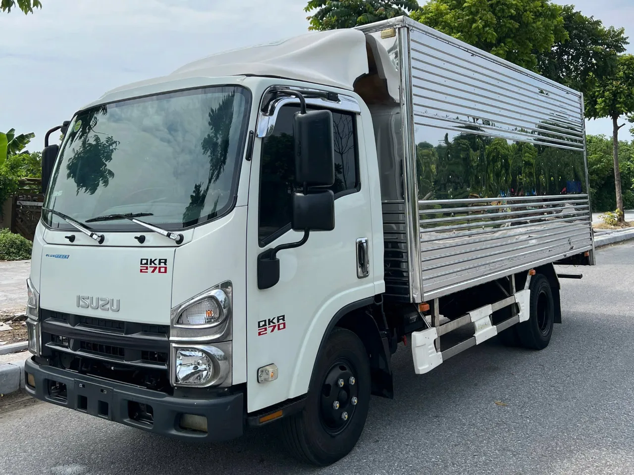 Isuzu QKR 270 thùng kín đời 2022 - ảnh 2