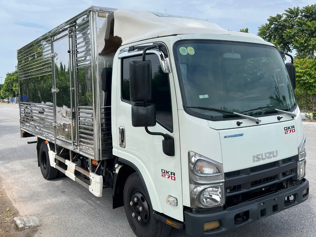 Isuzu QKR 270 thùng kín đời 2022