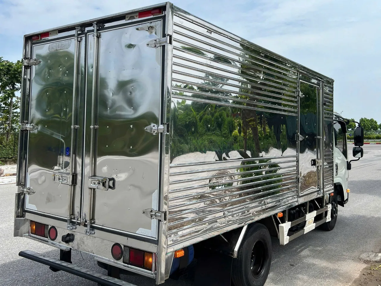 Isuzu QKR 270 thùng kín đời 2022 - ảnh 4