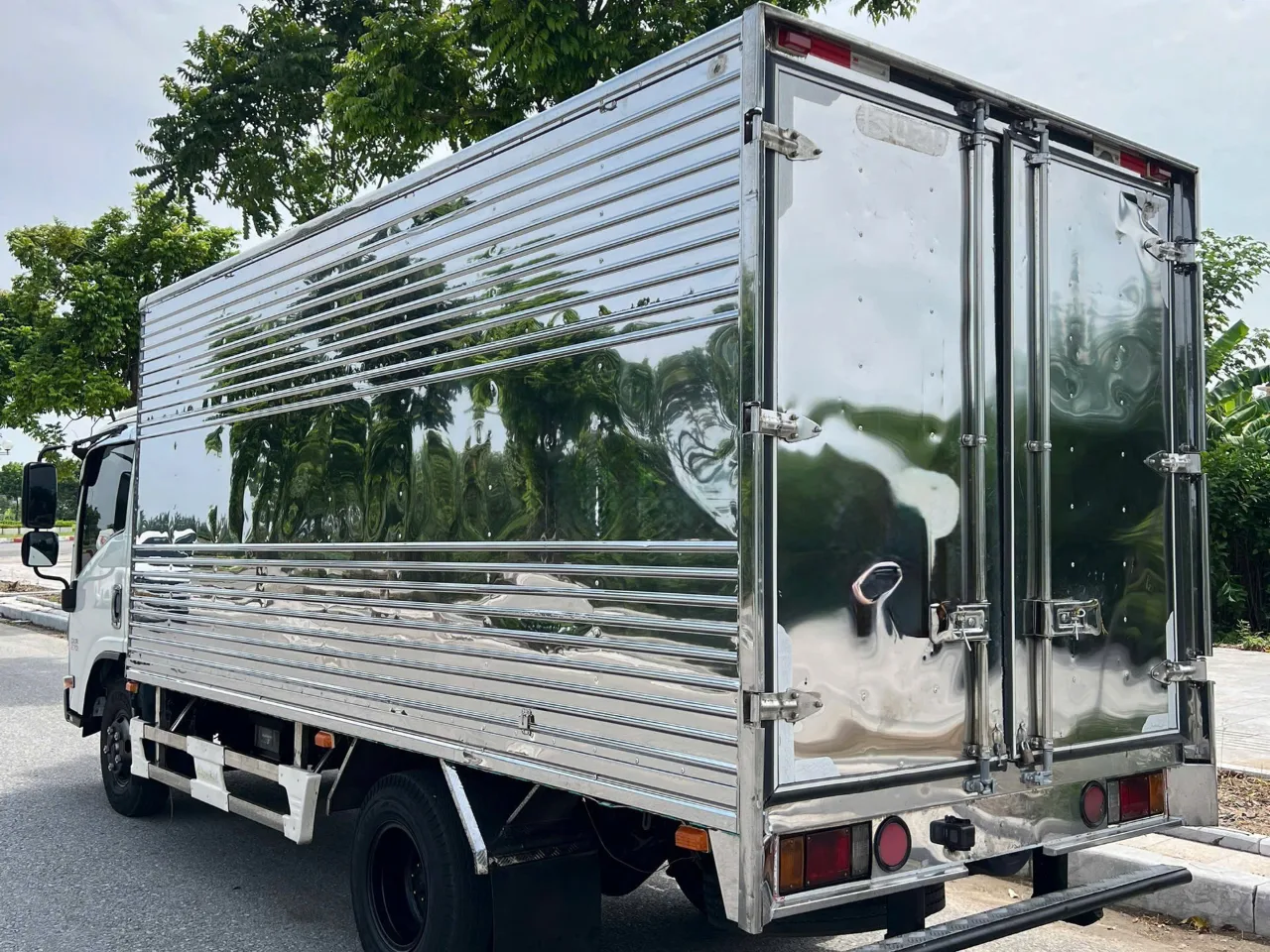 Isuzu QKR 270 thùng kín đời 2022 - ảnh 5