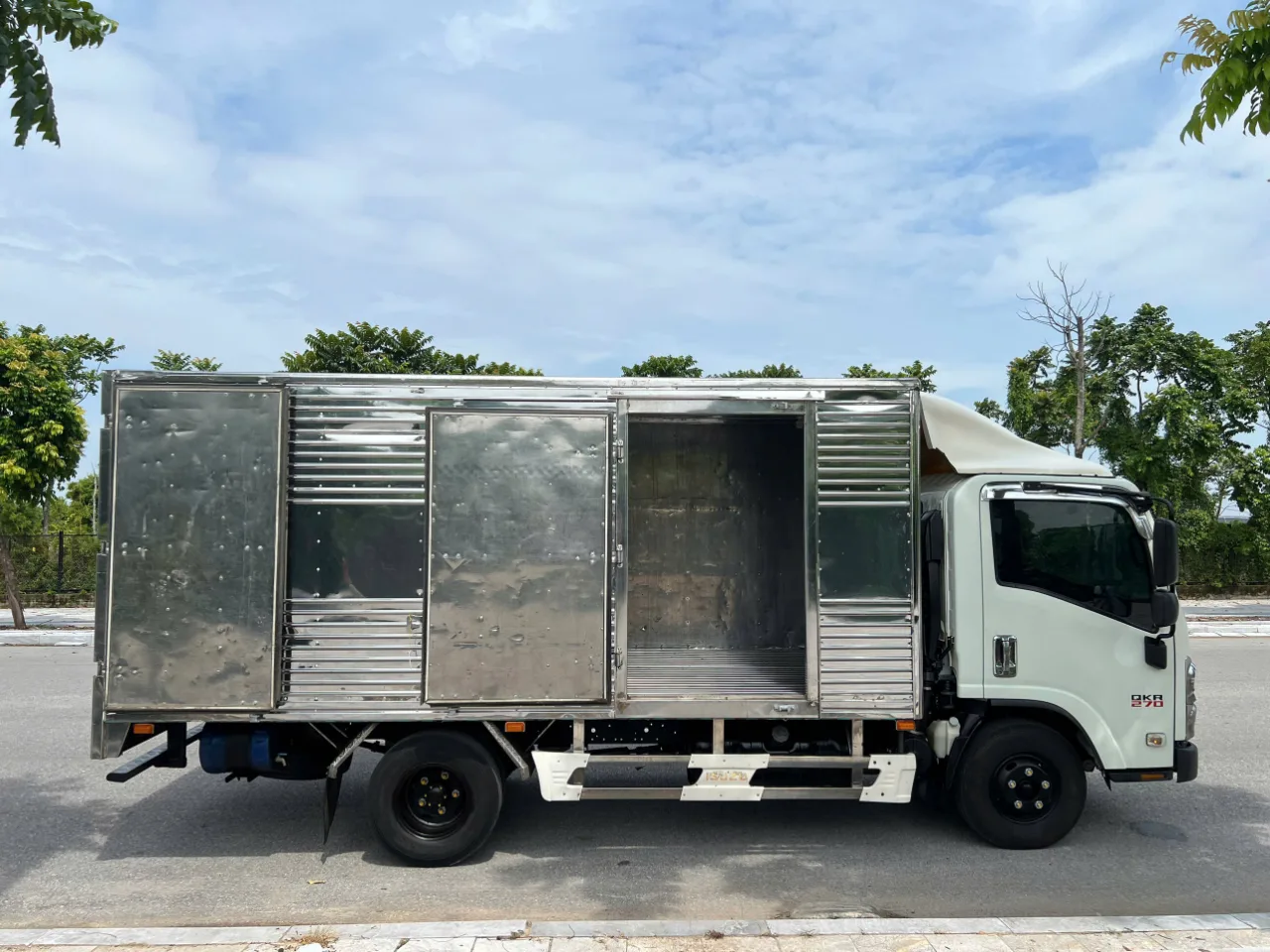 Isuzu QKR 270 thùng kín đời 2022 - ảnh 6