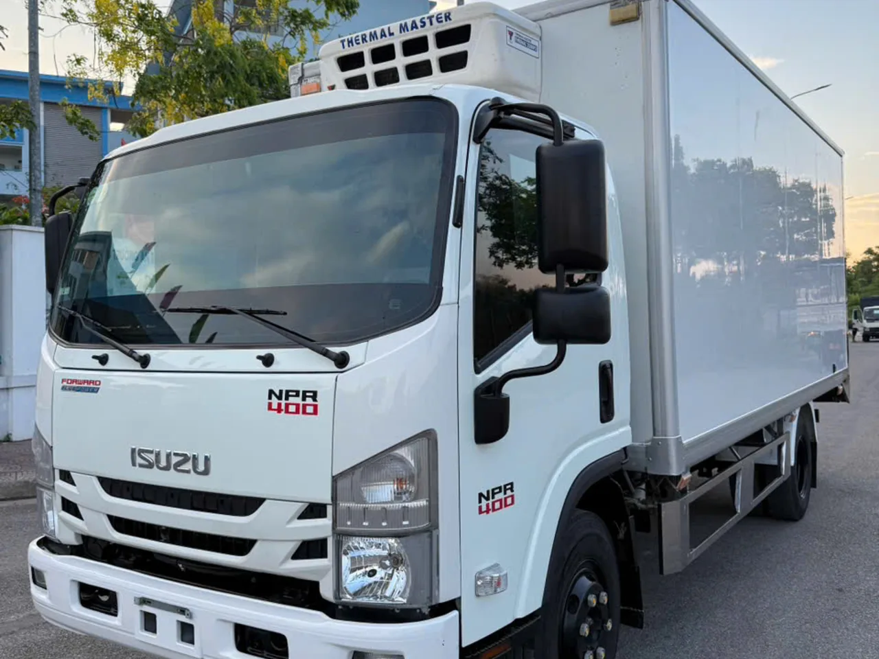 Isuzu NPR 400 thùng lạnh đời 2019 - ảnh thu nhỏ 2