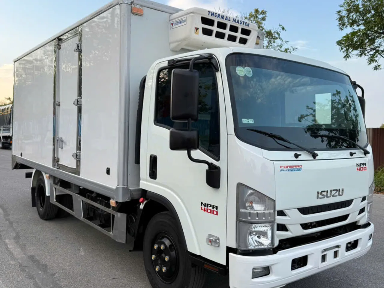 Isuzu NPR 400 Thùng lạnh