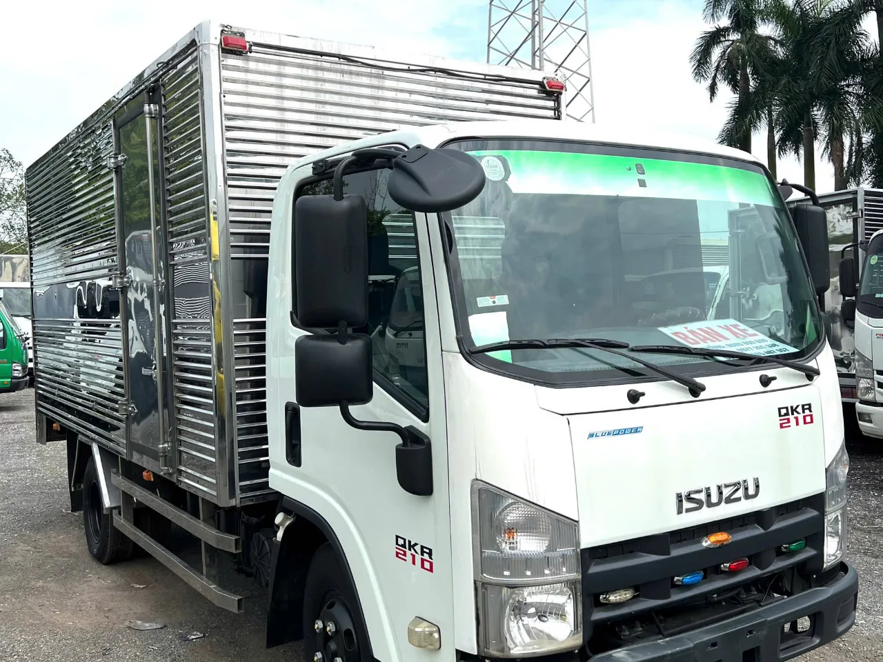 Isuzu QKR 210 thùng kín đời 2022