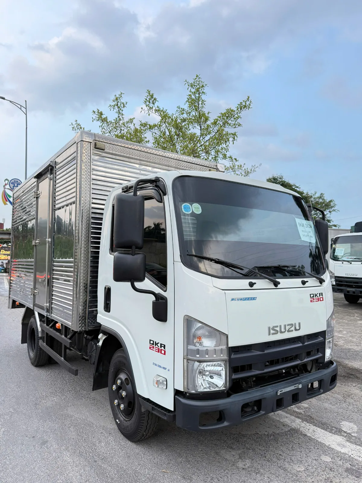 Isuzu QKR 230 Thùng kín đang có tại bãi