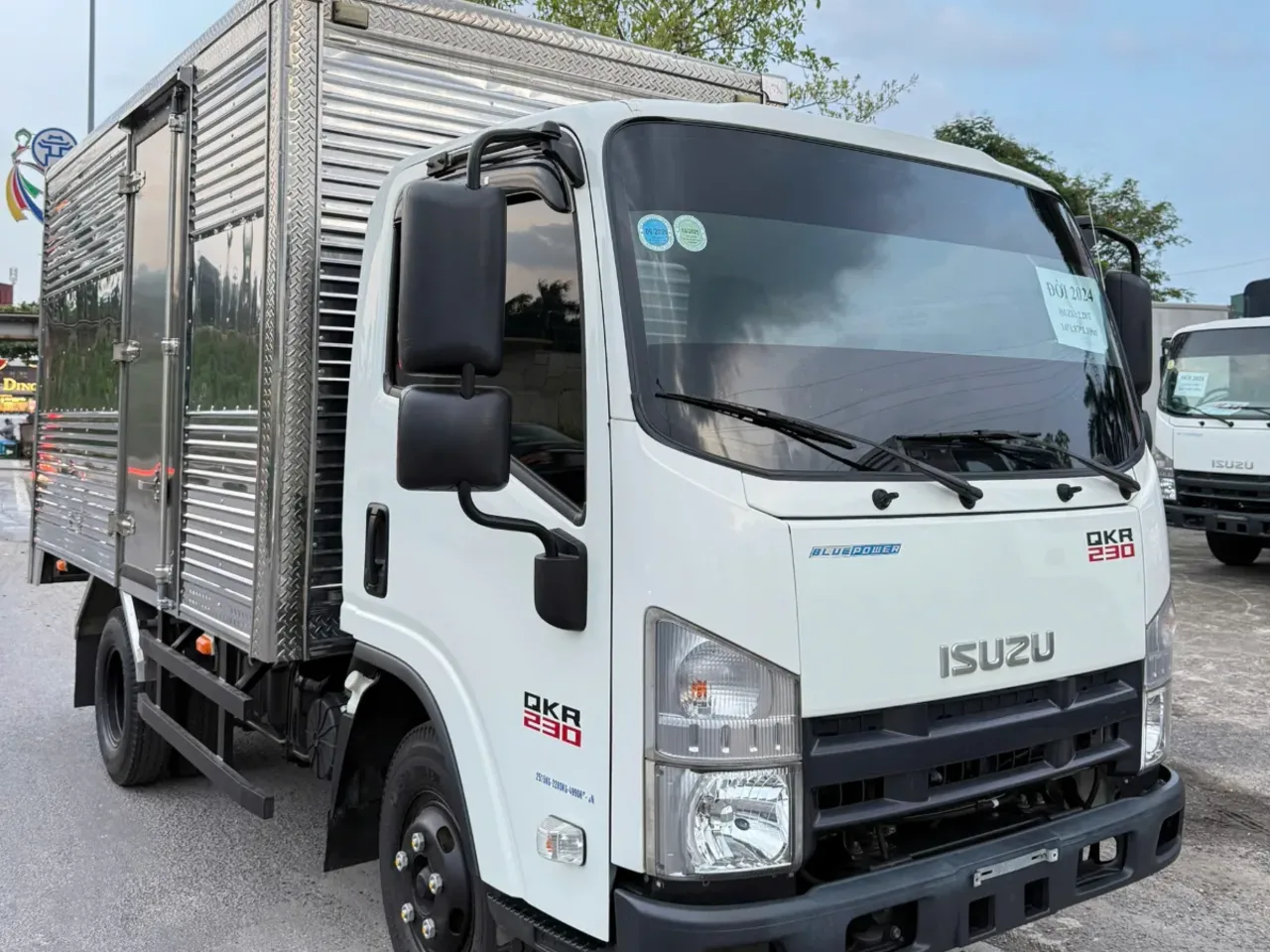 Isuzu QKR 230 thùng kín đời 2024