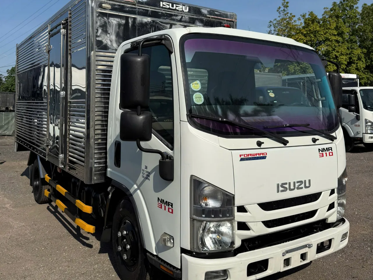 Isuzu NMR 310 Thùng kín đang có tại bãi