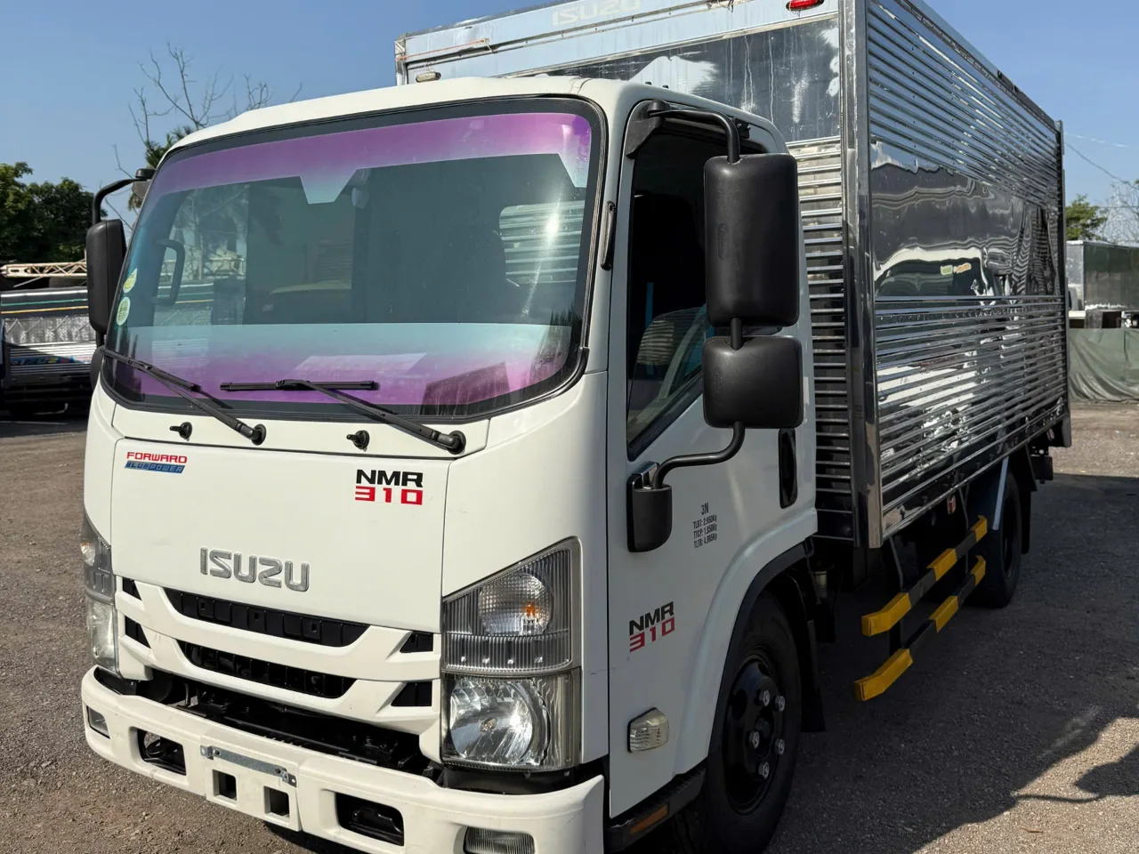 Isuzu NMR 310 thùng kín đời 2021 - ảnh thu nhỏ 2
