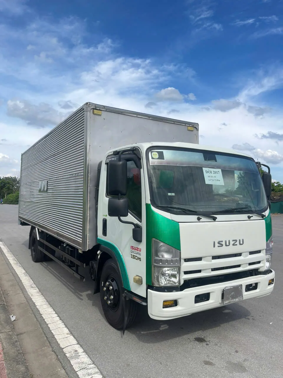 Isuzu NQR thùng kín đời 2017