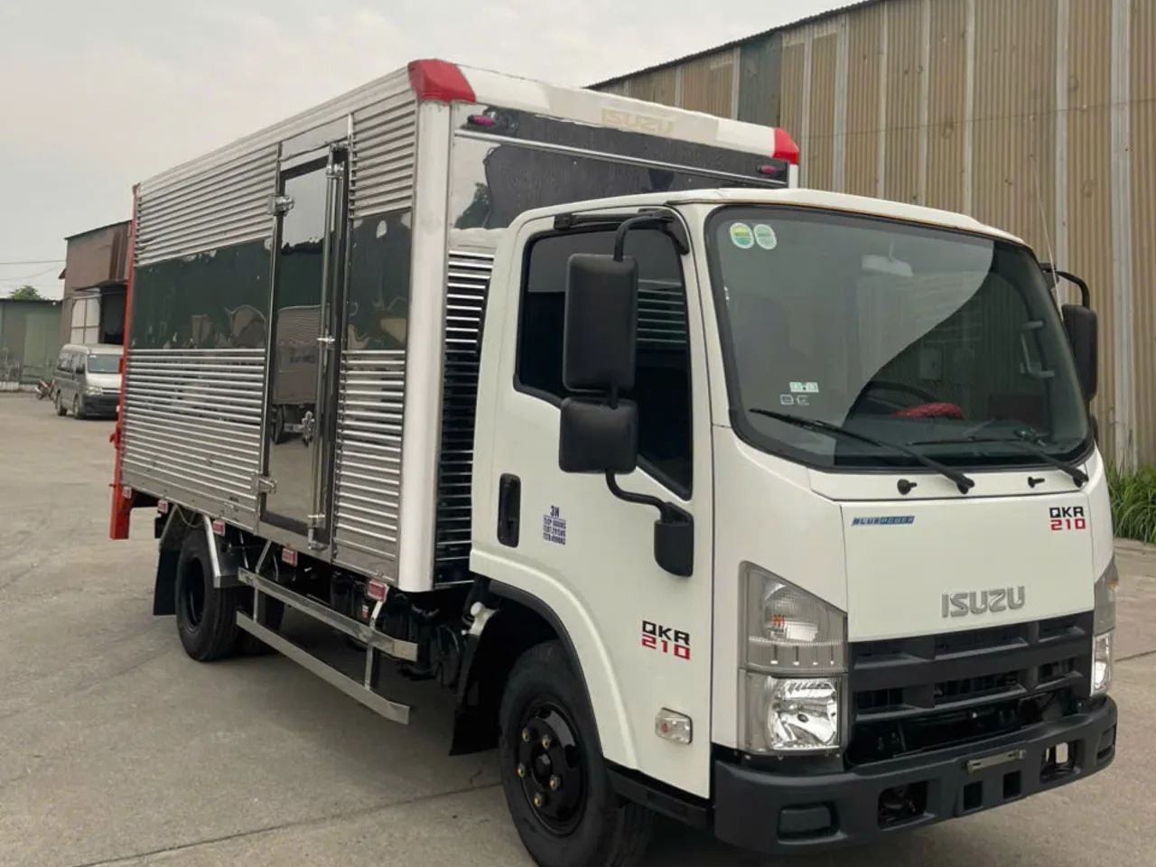 Isuzu QKR 210 thùng kín, bửng nâng đời 2024