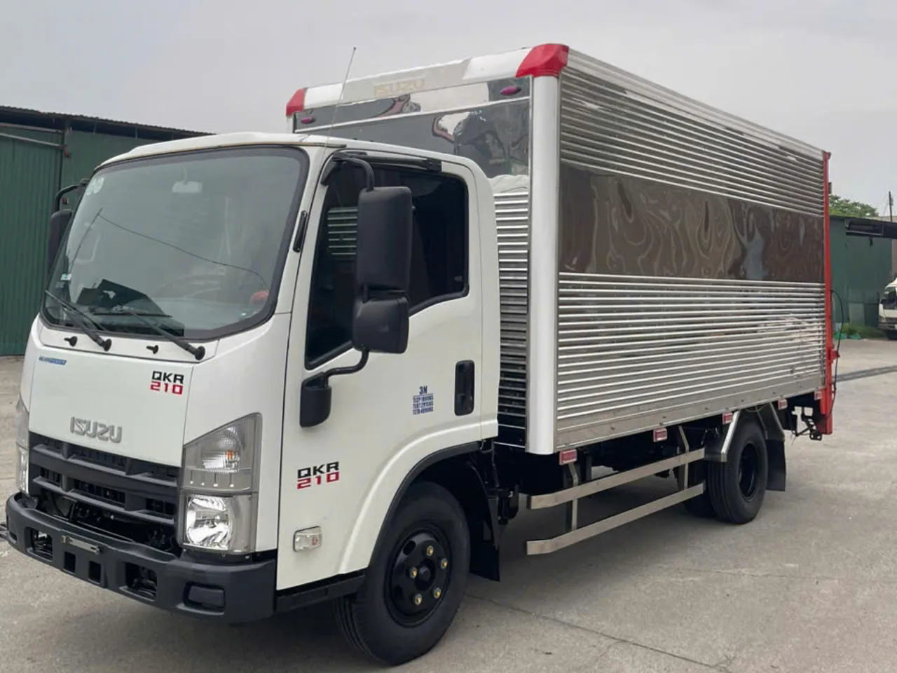 Isuzu QKR 210 thùng kín, bửng nâng đời 2024 - ảnh 2