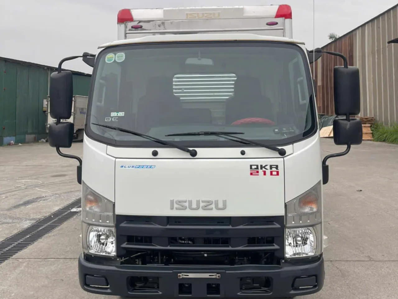 Isuzu QKR 210 thùng kín, bửng nâng đời 2024 - ảnh 3