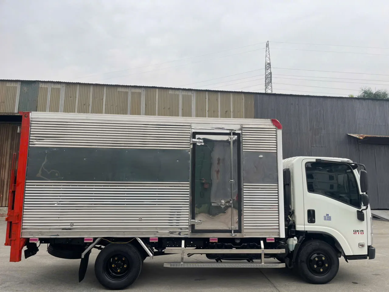 Isuzu QKR 210 thùng kín, bửng nâng đời 2024 - ảnh 4