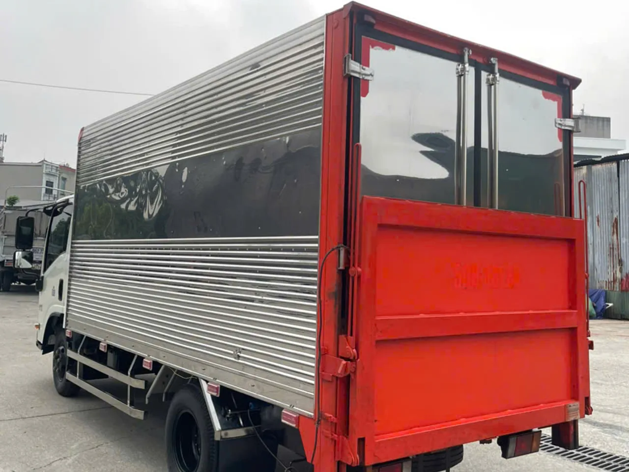 Isuzu QKR 210 thùng kín, bửng nâng đời 2024 - ảnh 6