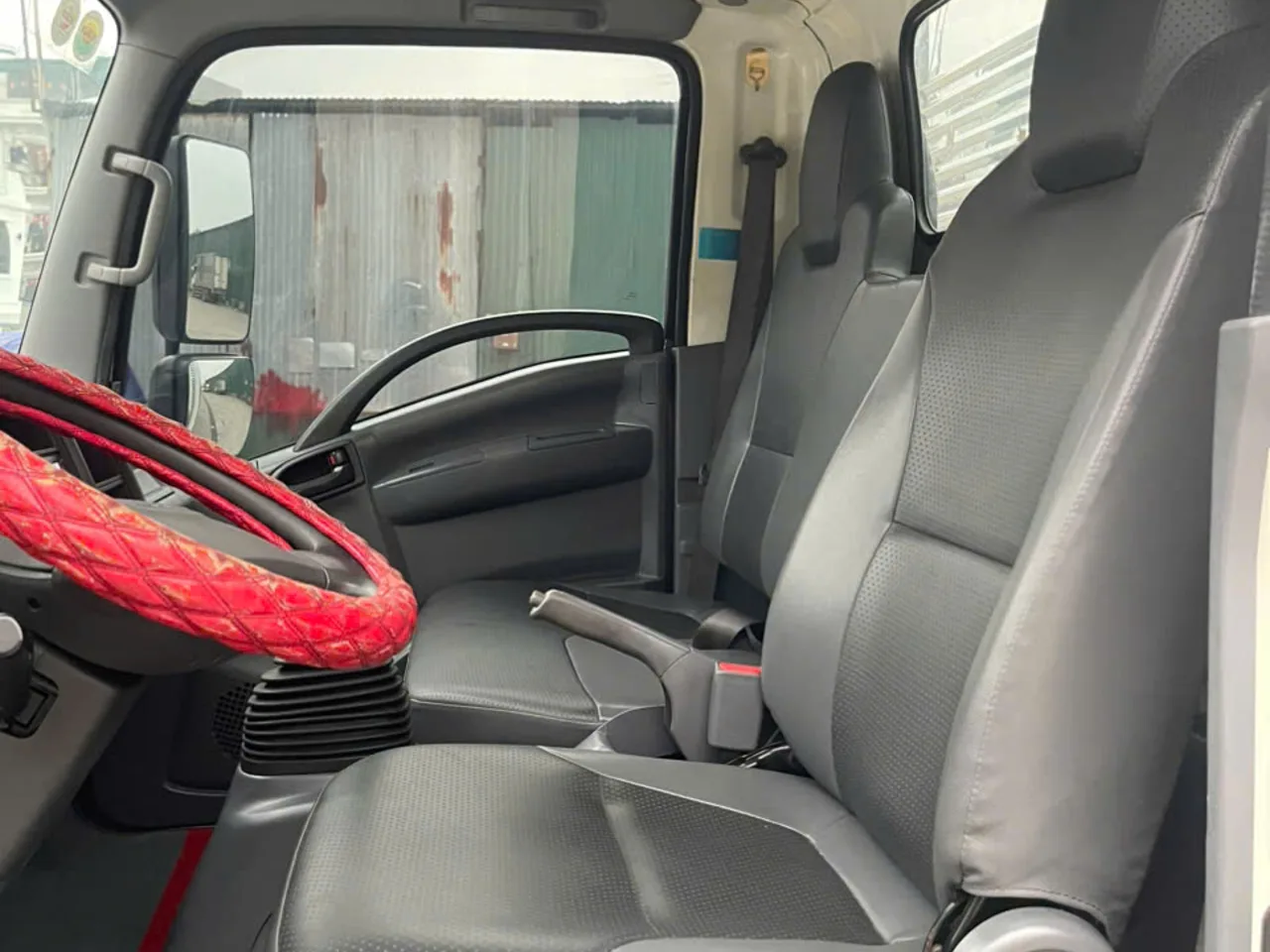 Isuzu QKR 210 thùng kín, bửng nâng đời 2024 - ảnh 7