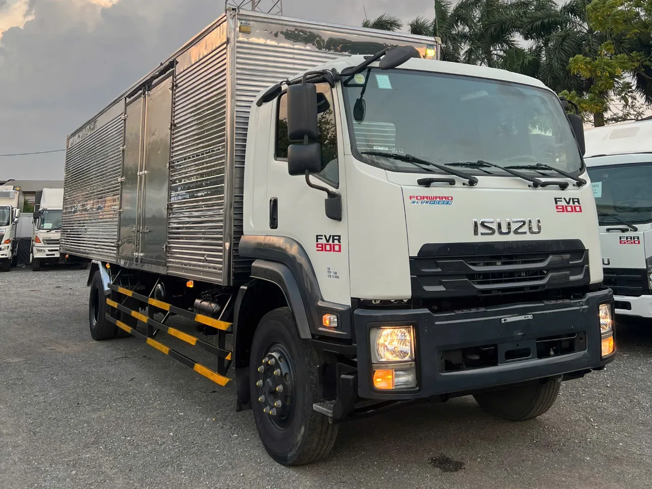 Isuzu FVR 900 thùng kín đời 2022