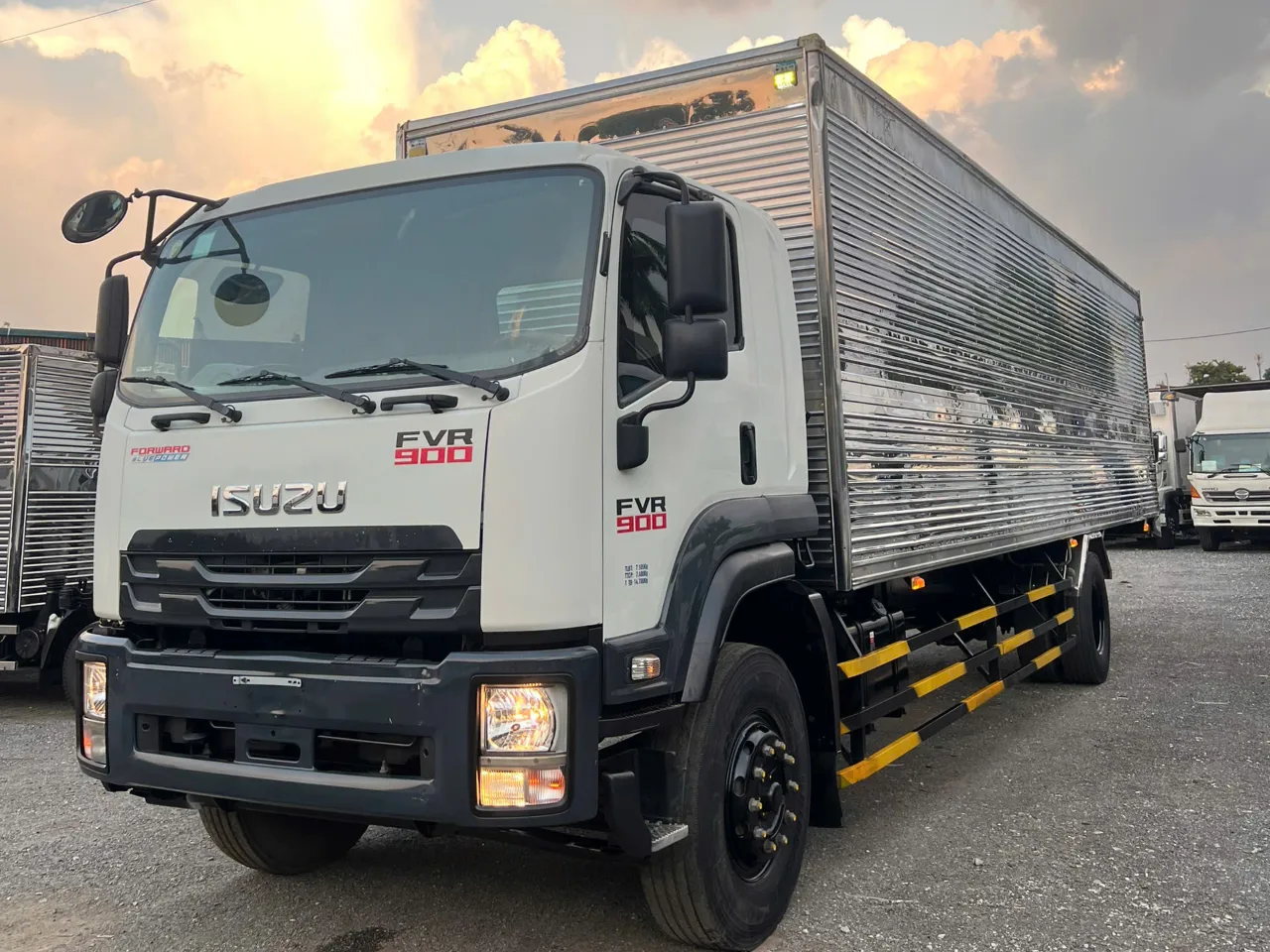Isuzu FVR 900 thùng kín đời 2022 - ảnh 2