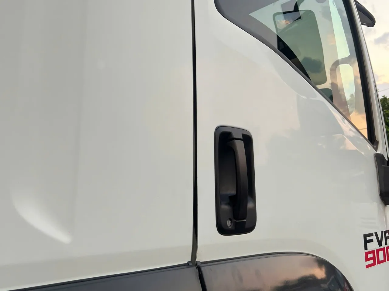 Isuzu FVR 900 thùng kín đời 2022 - ảnh 4