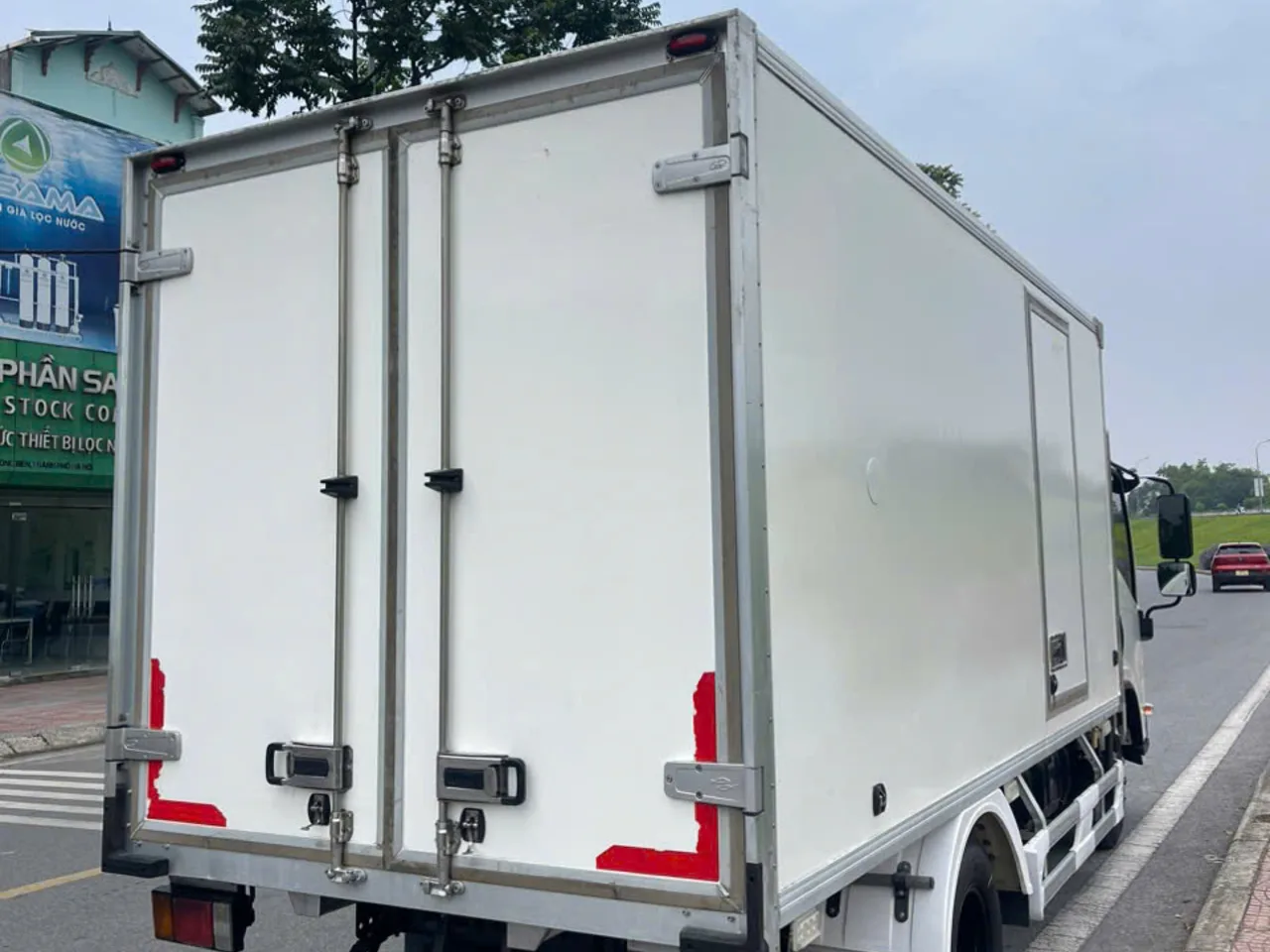 Isuzu QKR 210 thùng lạnh đời 2022 - ảnh 4