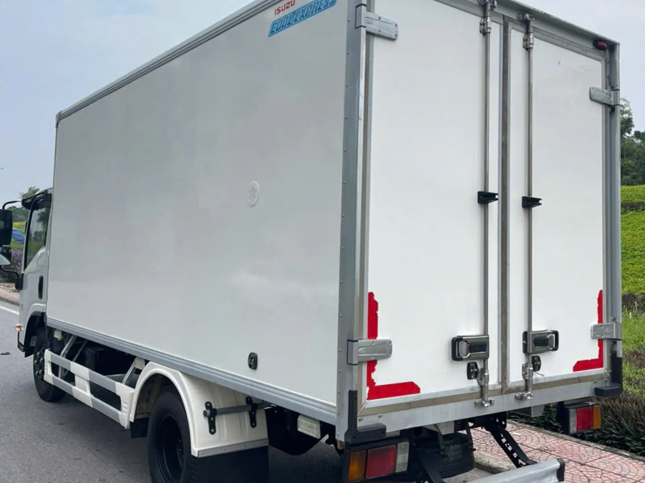 Isuzu QKR 210 thùng lạnh đời 2022 - ảnh 5