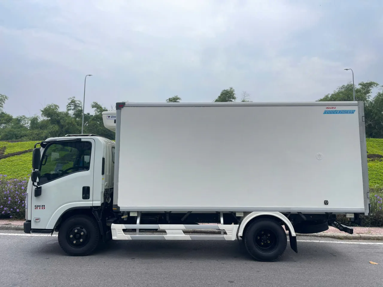 Isuzu QKR 210 thùng lạnh đời 2022 - ảnh 6