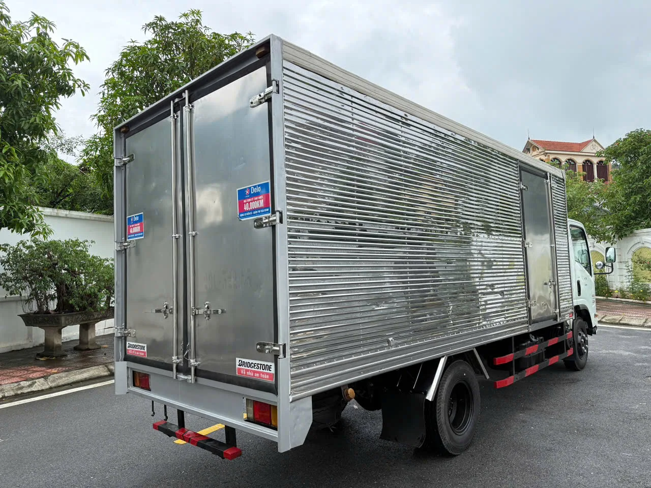 Isuzu NPR thùng kín đời 2015 - ảnh 5