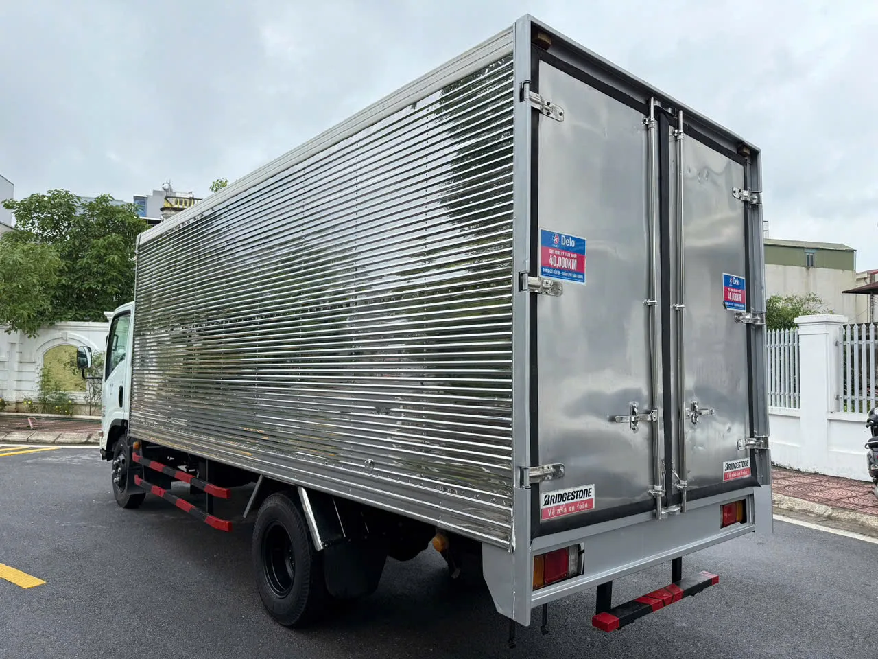 Isuzu NPR thùng kín đời 2015 - ảnh 6
