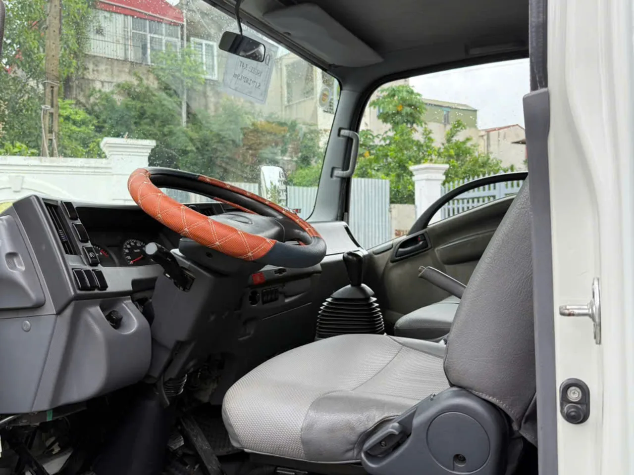 Isuzu NPR thùng kín đời 2015 - ảnh 10