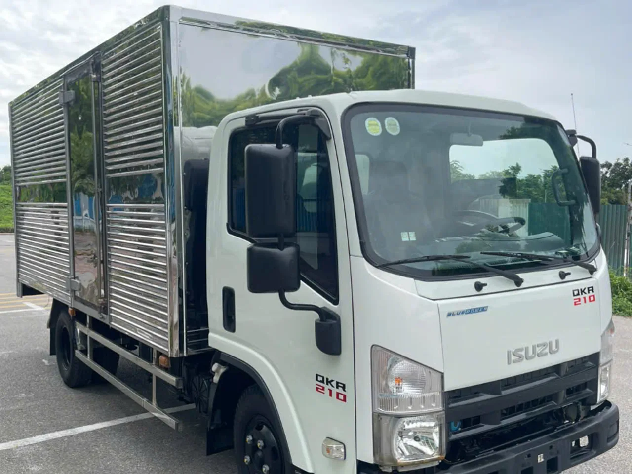 Isuzu QKR 210 thùng kín đời 2022