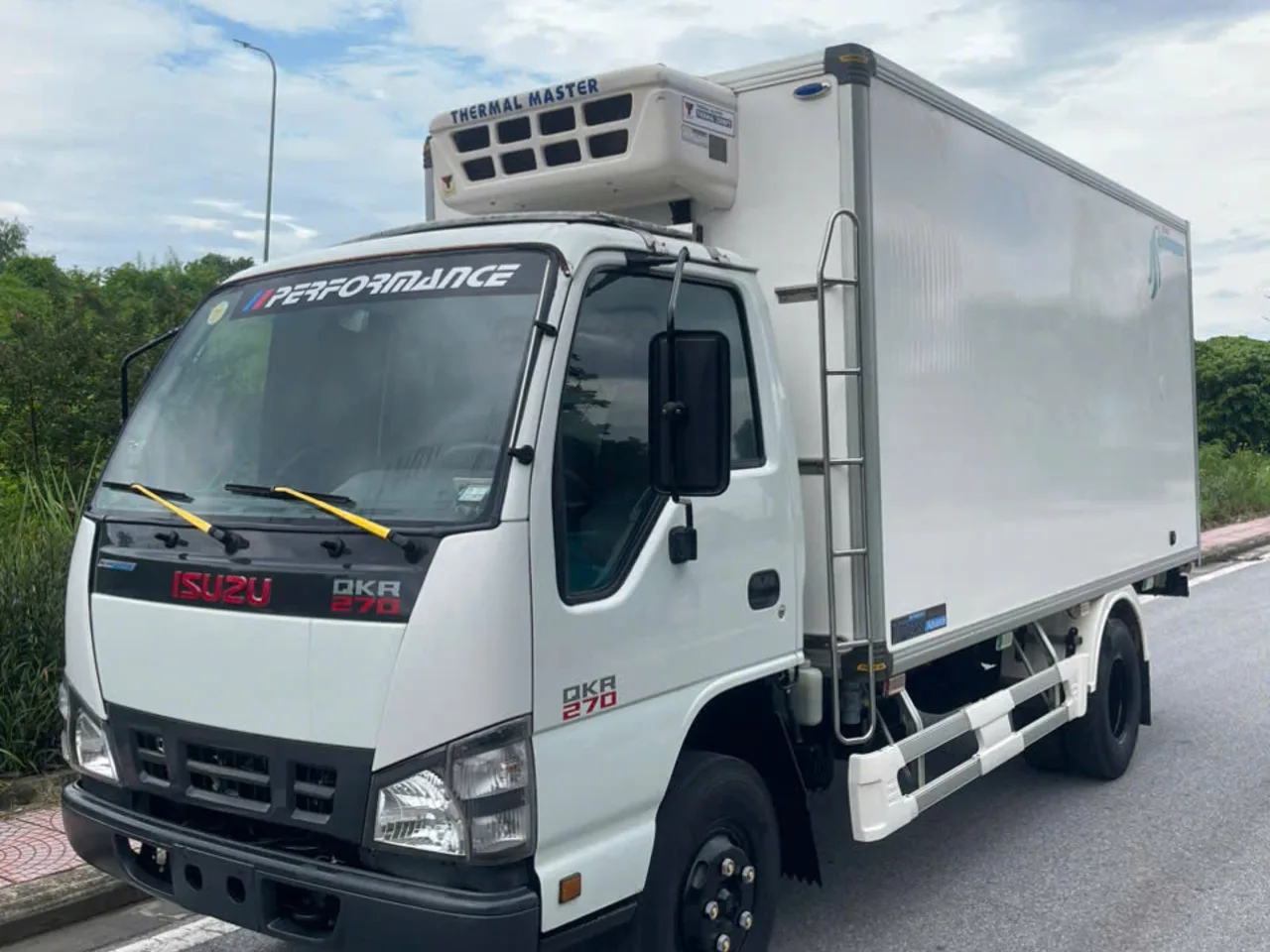 Isuzu QKR 270 thùng lạnh đời 2022 - ảnh 2