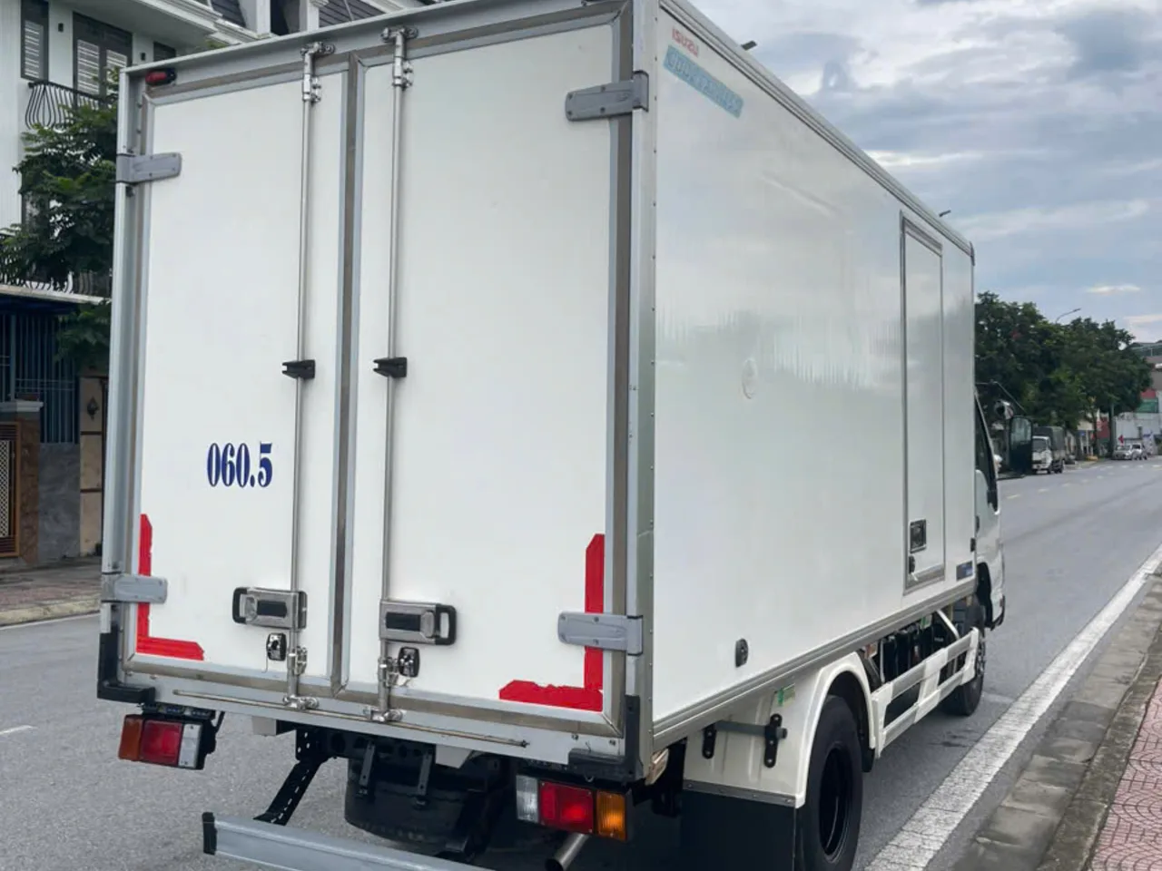 Isuzu QKR 270 thùng lạnh đời 2022 - ảnh 5