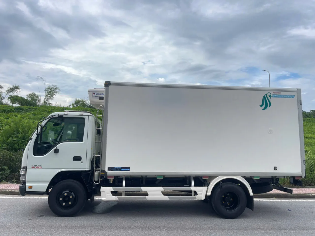 Isuzu QKR 270 thùng lạnh đời 2022 - ảnh 9