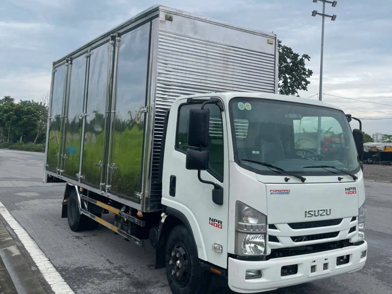 Isuzu NPR 400 thùng kín đời 2022