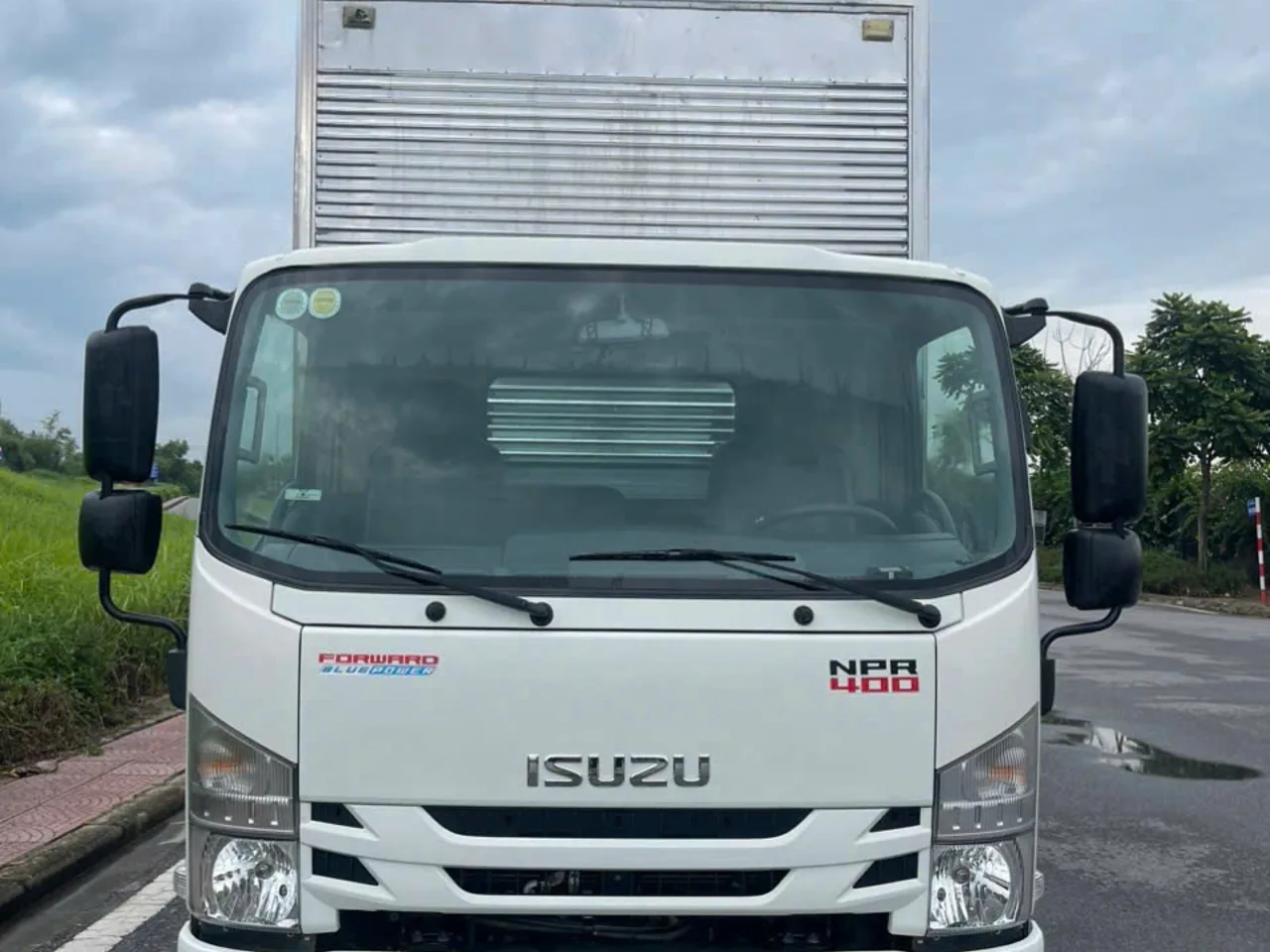 Isuzu NPR 400 thùng kín đời 2022 - ảnh 2