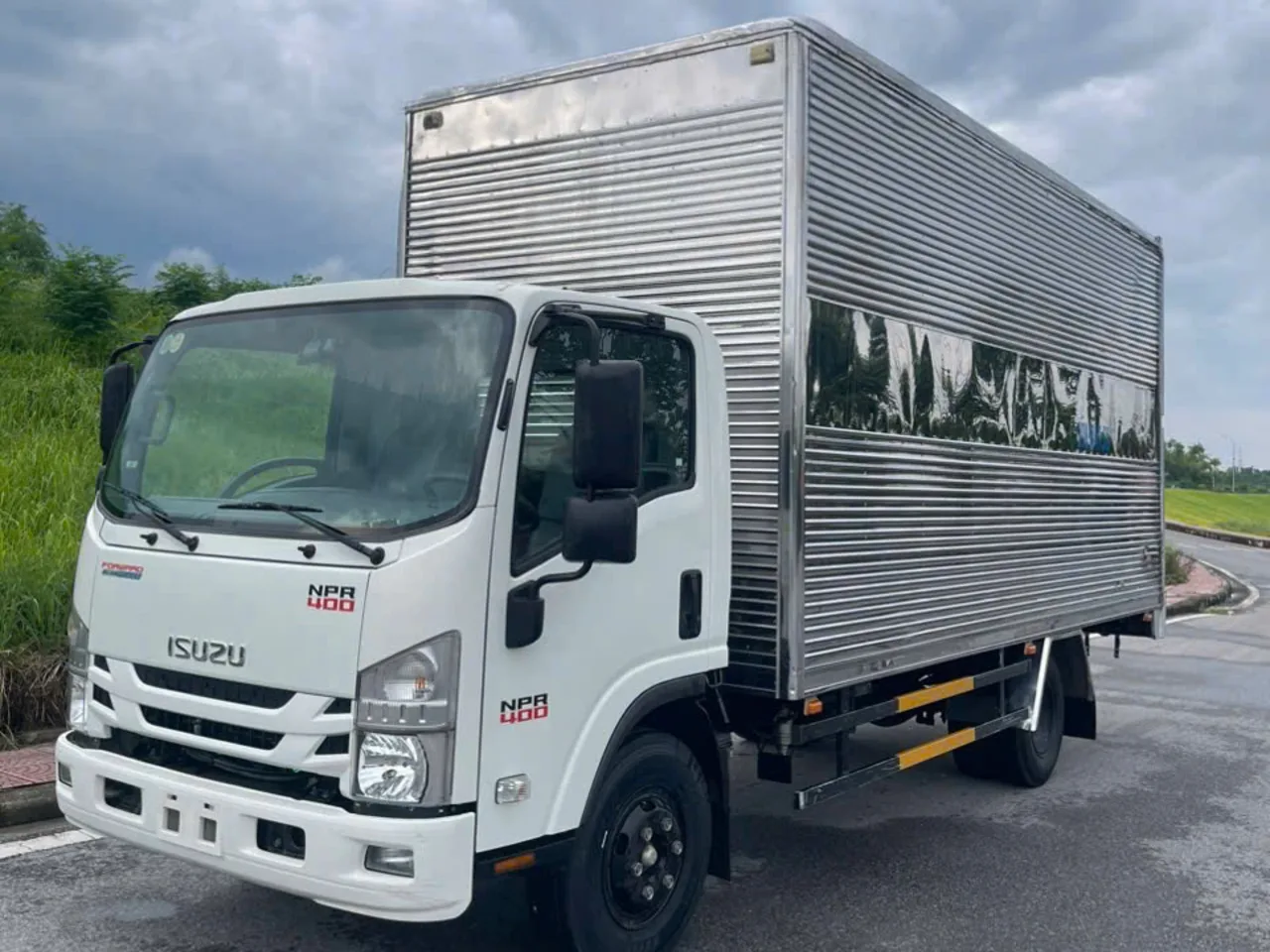 Isuzu NPR 400 thùng kín đời 2022 - ảnh 3