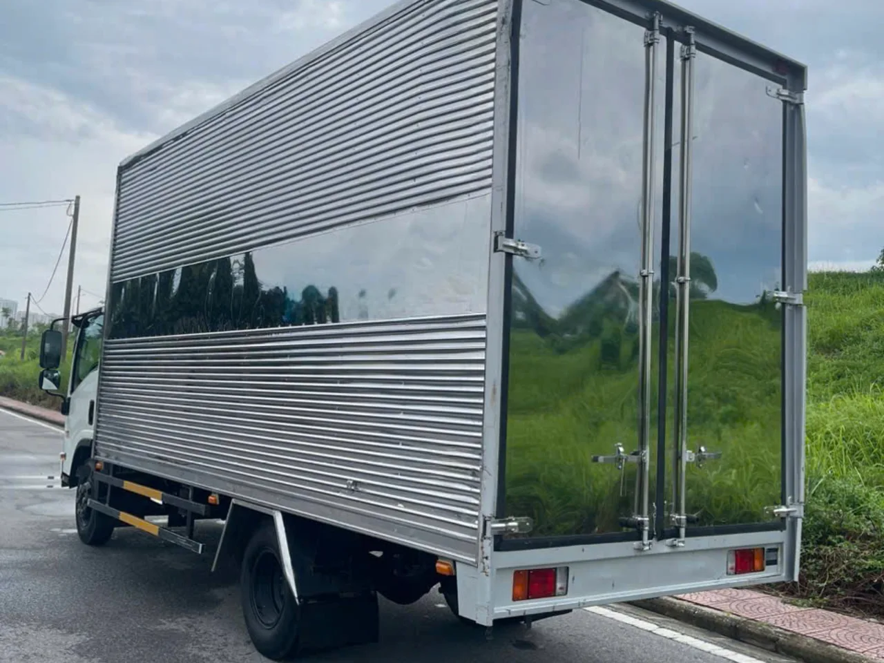 Isuzu NPR 400 thùng kín đời 2022 - ảnh 4