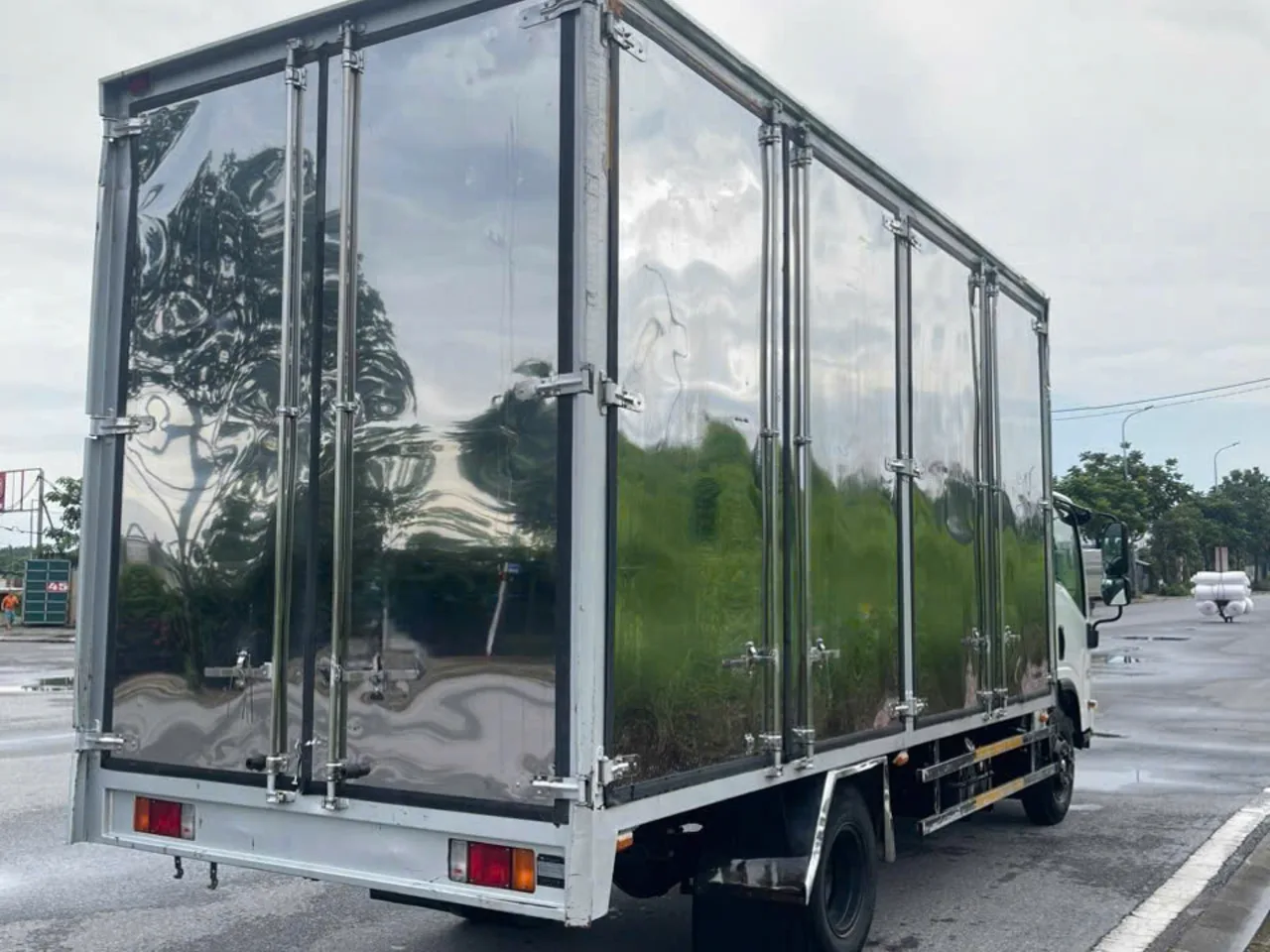 Isuzu NPR 400 thùng kín đời 2022 - ảnh 5