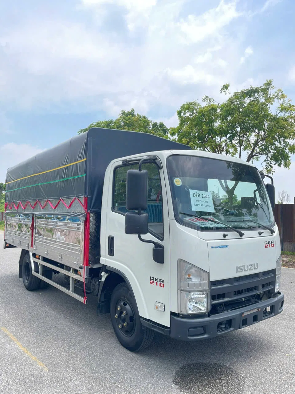 Isuzu QKR 210 Mui bạt đang có tại bãi