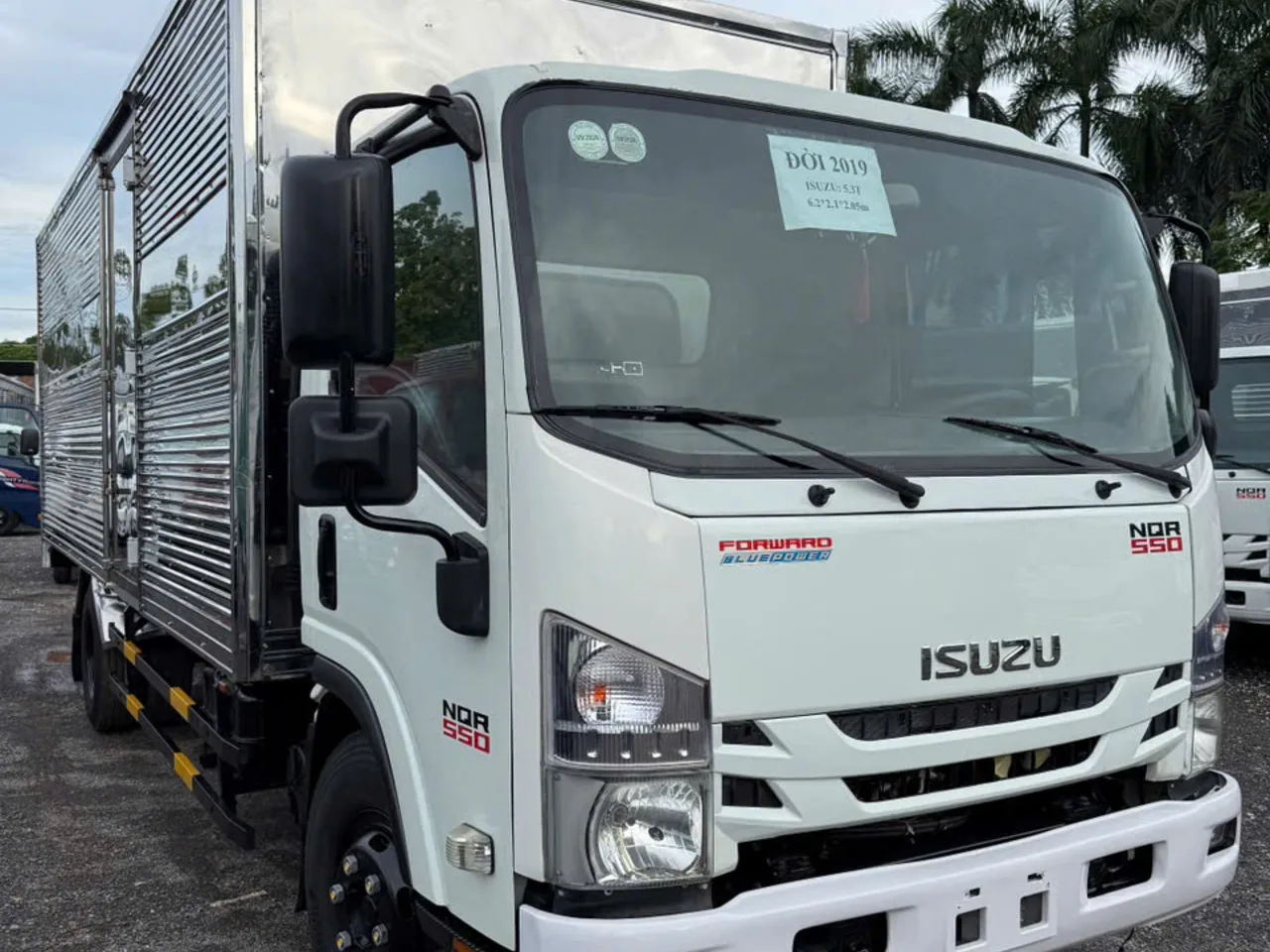 Isuzu NQR 550 thùng kín đời 2019