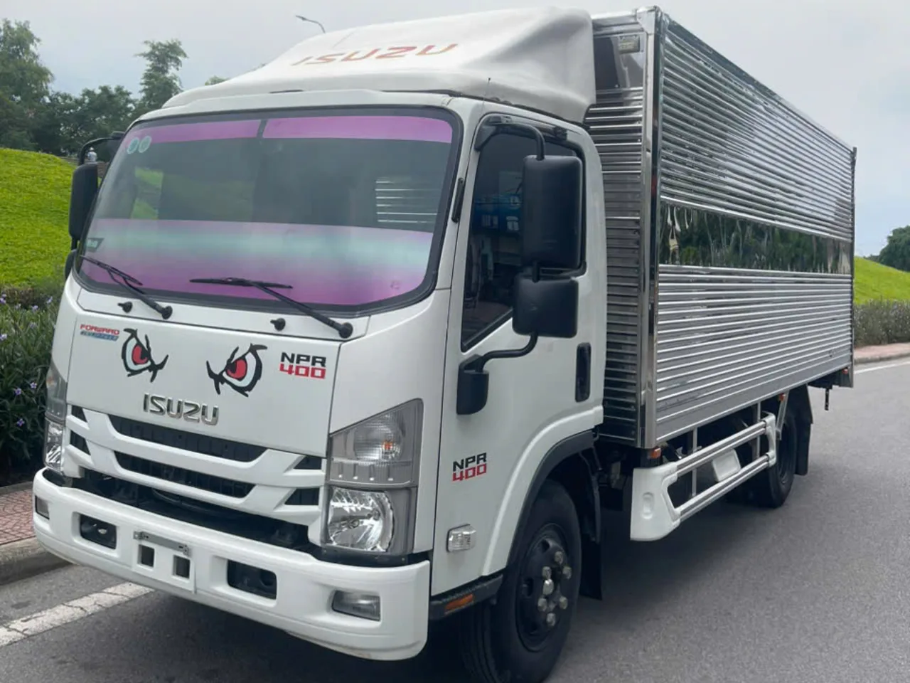 Isuzu NPR 400 Thùng kín đang có tại bãi